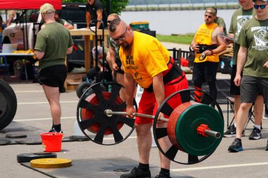 Fond du Lac, Wisconsin USA - 7 Haziran 2025: Spor insanları dışarıda bir halk parkında çalışıyor ve ağırlık kaldırıyor.