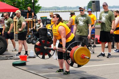 Fond du Lac, Wisconsin USA - 7 Haziran 2025: Spor insanları dışarıda bir halk parkında çalışıyor ve ağırlık kaldırıyor.