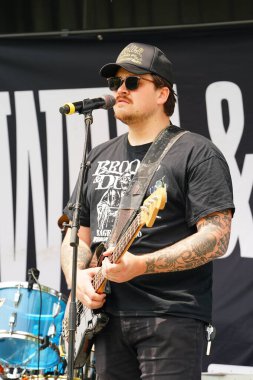 Rock grubu konserde sahneye çıkıyor.