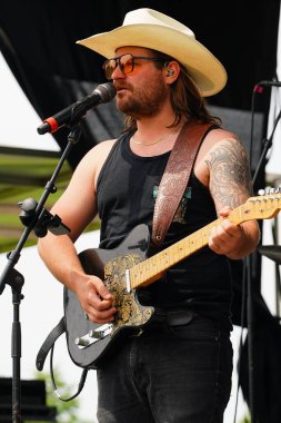 John John ve canlı müzik grubu