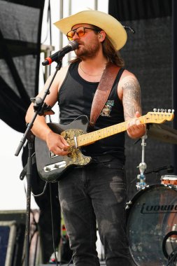 Rock-roll rock grubu müzik konseri sırasında sahneye çıkıyor.