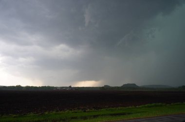 Yaz boyunca çayırların üzerinde gökyüzündeki fırtına bulutlarının görüntüsü