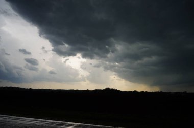 Yaz boyunca gökyüzünde fırtına bulutu oluşumları 