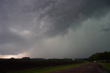 Yaz boyunca çayırların üzerinde gökyüzündeki fırtına bulutlarının görüntüsü