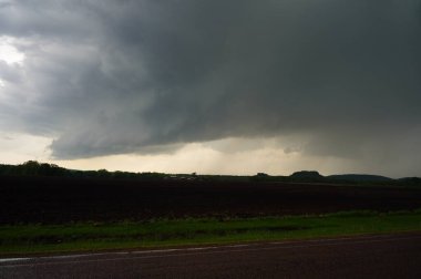 Yaz boyunca çayırların üzerinde gökyüzündeki fırtına bulutlarının görüntüsü