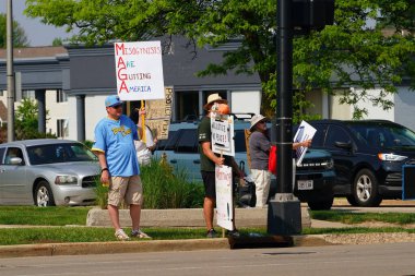 Washington DC / USA - 16 Nisan 1602 017: Protesto posterleri ve koz levhaları olan insanlar