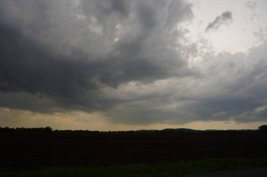 Yaz boyunca çayırların üzerinde gökyüzündeki fırtına bulutlarının görüntüsü