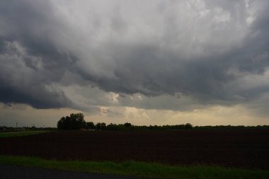 Yaz boyunca çayırların üzerinde gökyüzündeki fırtına bulutlarının görüntüsü