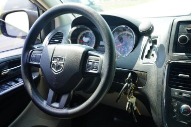 Fond du Lac, Wisconsin USA - 14 Mayıs 2025: Bir aracın içindeki direksiyonda Dodge logosu.