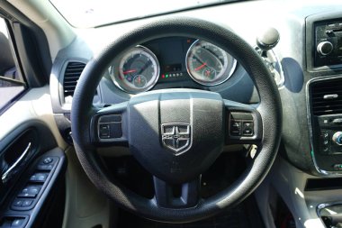 Fond du Lac, Wisconsin USA - 14 Mayıs 2025: Bir aracın içindeki direksiyonda Dodge logosu.