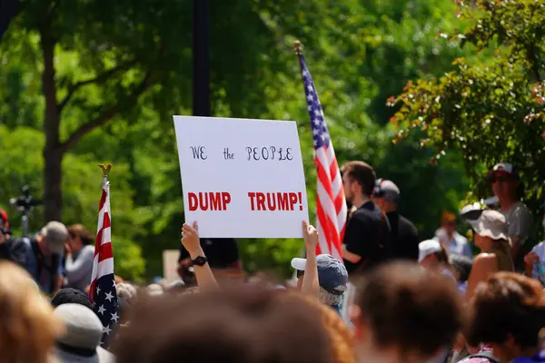 Madison, Wisconsin ABD - 14 Haziran 2025: Karma ırk insanları Krallar Yok etkinliği sırasında protesto için bir araya geldi. 