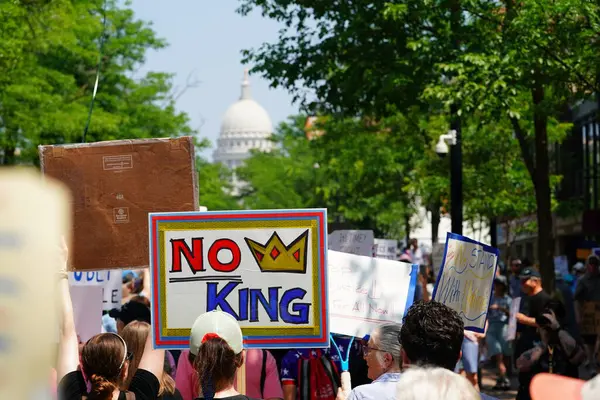 Madison, Wisconsin ABD - 14 Haziran 2025: Karma ırk yerlileri Krallar Yok etkinliği sırasında protesto için bir araya geldi.