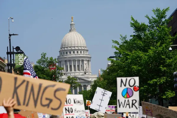 Madison, Wisconsin ABD - 14 Haziran 2025: Karma ırk vatandaşları Krallar Yok etkinliği sırasında protesto için bir araya geldi.
