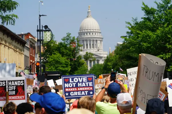 Madison, Wisconsin USA - 14 Haziran 2025: Halk Krallar Yok etkinliği sırasında protesto için bir araya geldi.