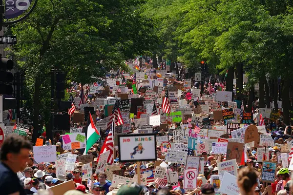Madison, Wisconsin ABD - 14 Haziran 2025: Karma ırk yürüyüşçüleri Krallar Yok etkinliği sırasında protesto için bir araya geldi.