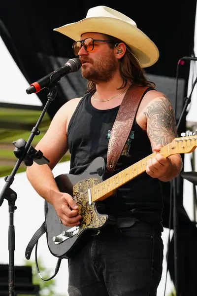 John John ve canlı müzik grubu