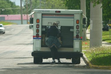Fond du Lac, Wisconsin USA - 12 Mayıs 2025: USPS Posta Teslimatı. Teslimat kamyonundaki postacı.