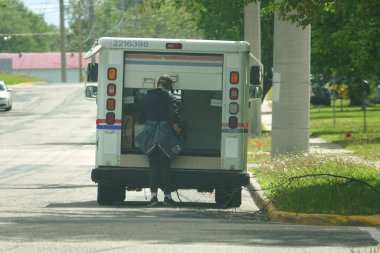 Fond du Lac, Wisconsin USA - 12 Mayıs 2025: USPS Posta Teslimatı. Teslimat kamyonundaki postacı.