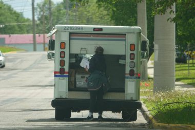 Fond du Lac, Wisconsin USA - 12 Mayıs 2025: USPS Posta Teslimatı. Teslimat kamyonundaki postacı.