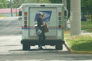 Fond du Lac, Wisconsin USA - 12 Mayıs 2025: USPS Posta Teslimatı. Teslimat kamyonundaki postacı.