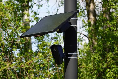 Polis sürüsü güvenlik güçleri plaka okuyucusu araç sürücülerini yakalamak için dışarıya kurulmuş..