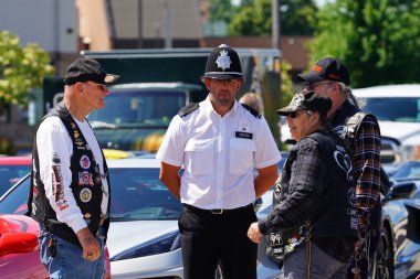 Green Bay, Wisconsin ABD - 28 Haziran 2025: Wisconsin 'in dört bir yanından ve diğer ülkelerden polis memurları Işıklar Topluluğu etkinliğine katıldı ve diğer insanlar ve çocuklarla etkileşime girdi.