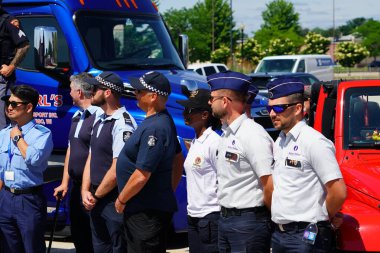 Green Bay, Wisconsin ABD - 28 Haziran 2025: Wisconsin 'in dört bir yanından ve diğer ülkelerden polis memurları Işıklar Topluluğu etkinliğine katıldı ve diğer insanlar ve çocuklarla etkileşime girdi.