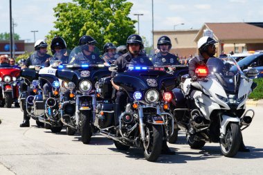 Green Bay, Wisconsin ABD - 20 Haziran 2025: Eyalet genelinde yerel polis uzun motosiklet sürücülerinin geçit törenine katıldı.