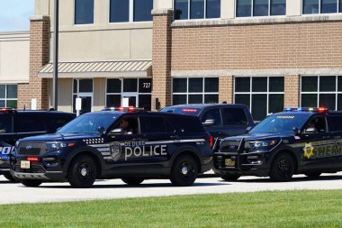 Şehirde polis arabası var.