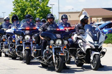 Green Bay, Wisconsin ABD - 20 Haziran 2025: Eyalet genelinde yerel polis uzun motosiklet sürücülerinin geçit törenine katıldı.