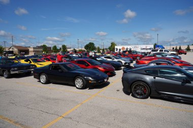 Gösteri sırasında arabalar yoldaydı.