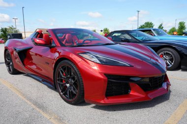 Kırmızı spor araba yolda.