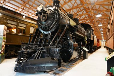 Kuzey Özgürlük, Wisconsin ABD - 20 Temmuz 2025: Çelik eski tren koleksiyonu Ulusal Demiryolu Müzesi 'ndeki depo binasında duruyor.