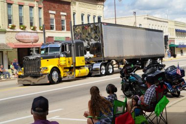 Caddede büyük bir kamyon.