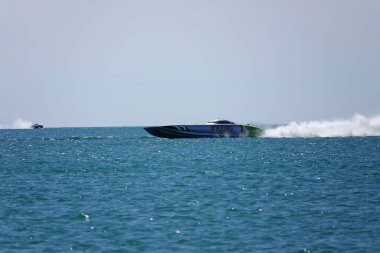 Sheboygan, Wisconsin ABD - 11 Ağustos 2024: Michigan Gölü 'nde yüksek sürat tekneleri gezdi.