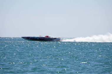 Sheboygan, Wisconsin ABD - 11 Ağustos 2024: Michigan Gölü 'nde yüksek sürat tekneleri gezdi.