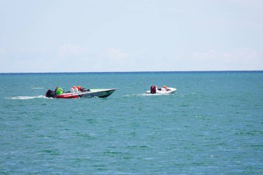 Sheboygan, Wisconsin ABD - 11 Ağustos 2024: Michigan Gölü 'nde yüksek sürat tekneleri gezdi.