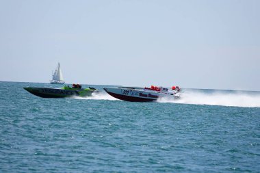 Sheboygan, Wisconsin ABD - 11 Ağustos 2024: Michigan Gölü 'nde yüksek sürat tekneleri gezdi.
