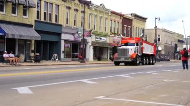 Büyük kamyon büyük bir caddeye park etmiş.