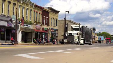 Kamyoneti caddeye park etmiş.