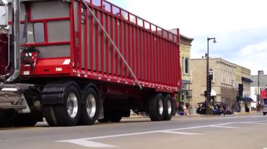 Amerikan kamyonu Chicago şehrinden geçiyor.