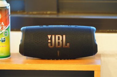 Fond du Lac, Wisconsin USA - 16 Haziran 2024: JBL Charge 5 Bluetooth hoparlörü masada oturuyor. 