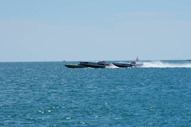 Sheboygan, Wisconsin ABD - 11 Ağustos 2024: Michigan Gölü 'nde yüksek sürat tekneleri gezdi.