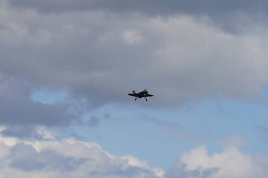 Douglas Kampı, Wisconsin ABD - 9 Ağustos 2024: Birleşik Devletler Hava Kuvvetleri savaş uçakları F-35 ve F-16, Kuzey Işıklı Savaş tatbikatı sırasında Volk Hava Sahası 'na iniş yaptı..