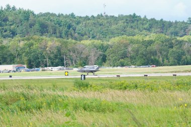 Douglas Kampı, Wisconsin ABD - 9 Ağustos 2024: Birleşik Devletler Hava Kuvvetleri savaş uçakları F-35 ve F-16, Kuzey Işıklı Savaş tatbikatı sırasında Volk Hava Sahası 'na iniş yaptı..