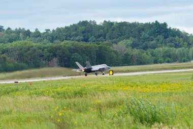 Douglas Kampı, Wisconsin ABD - 9 Ağustos 2024: Birleşik Devletler Hava Kuvvetleri savaş uçakları F-35 ve F-16, Kuzey Işıklı Savaş tatbikatı sırasında Volk Hava Sahası 'na iniş yaptı..