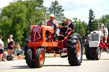 Connecticut 'taki Amerikan Bağımsızlık Günü' nün geleneksel geçit töreni ve yerel halkı..