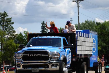 Amerikan arabalarının ve araçlarının geçit töreni.