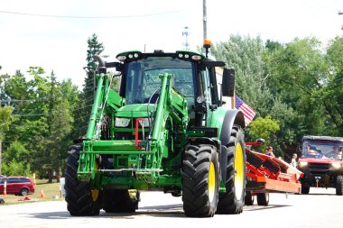 Büyük traktörlü büyük bir traktör.