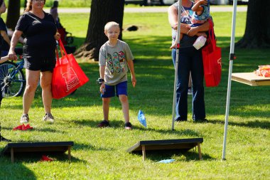 Tomah, Wisconsin ABD - 5 Ağustos 2025: Yerel Polis, Şerif ve İtfaiyeci memurlar, Ulusal Gece Gezisi Aile Eğlencesi etkinliği için cemaat aileleriyle bir araya geldi.